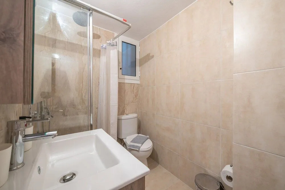SHARING ROOM IN NEAR THISSIO METRO STATION BY ACROPOLIs