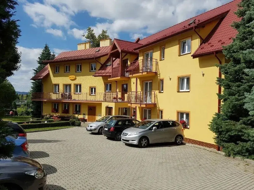 OŚRODEK WYPOCZYNKOWY NAD STAWEM - przy promenadzie, wybierany przez Gości ceniących ciszę i komfortowy wypoczynek w bezpośrednim sąsiedztwie parku zdrojowego z tężnią solankową