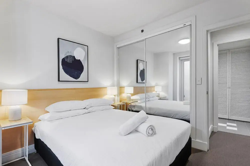 Chic 1-bed Apartment Steps From Shopping Street