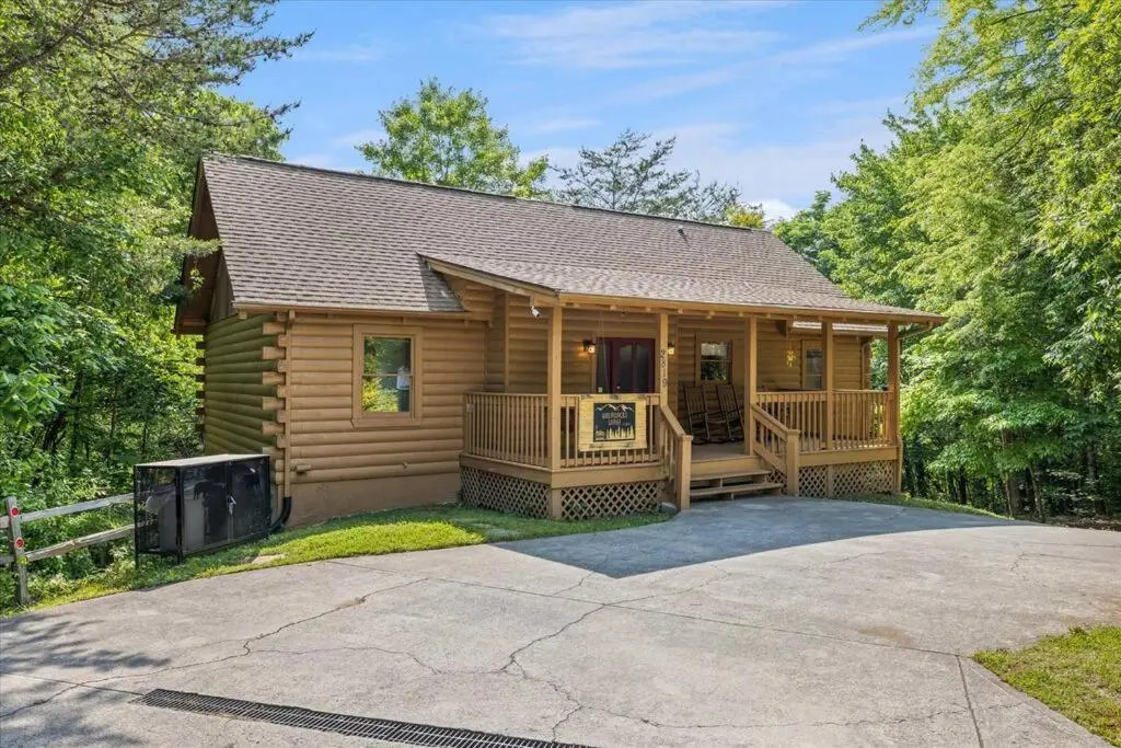 1 min to the Parkway SPACIOUS cabin w 3 master suites & 4th bedroom