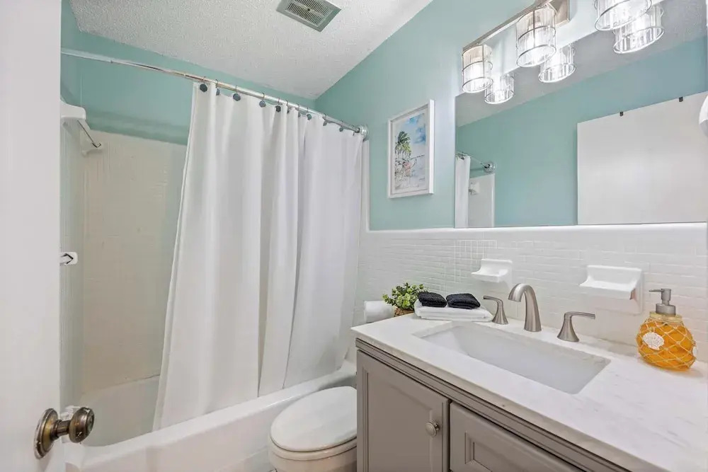 The Diplomat- 2 Bed Condo-3 Minute Walk to Beach!
