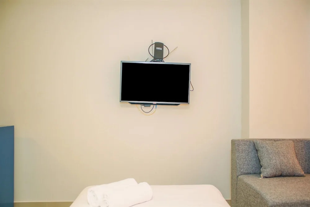 Brand New and Comfy Studio Modern Room at Evenciio Apartment