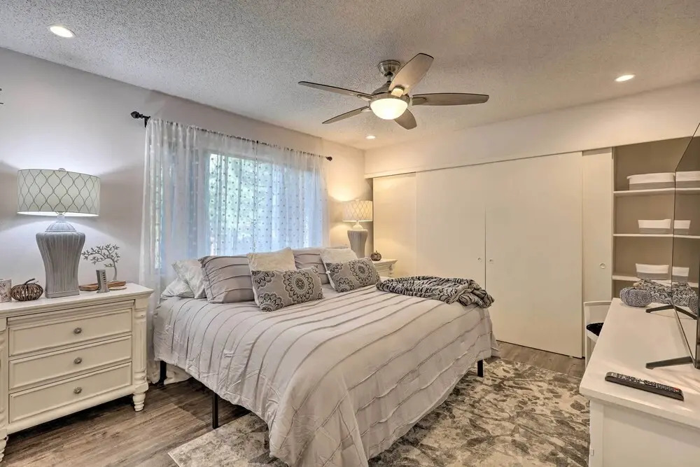Renovated Cottage w/ Fire Pit in Munds Park!