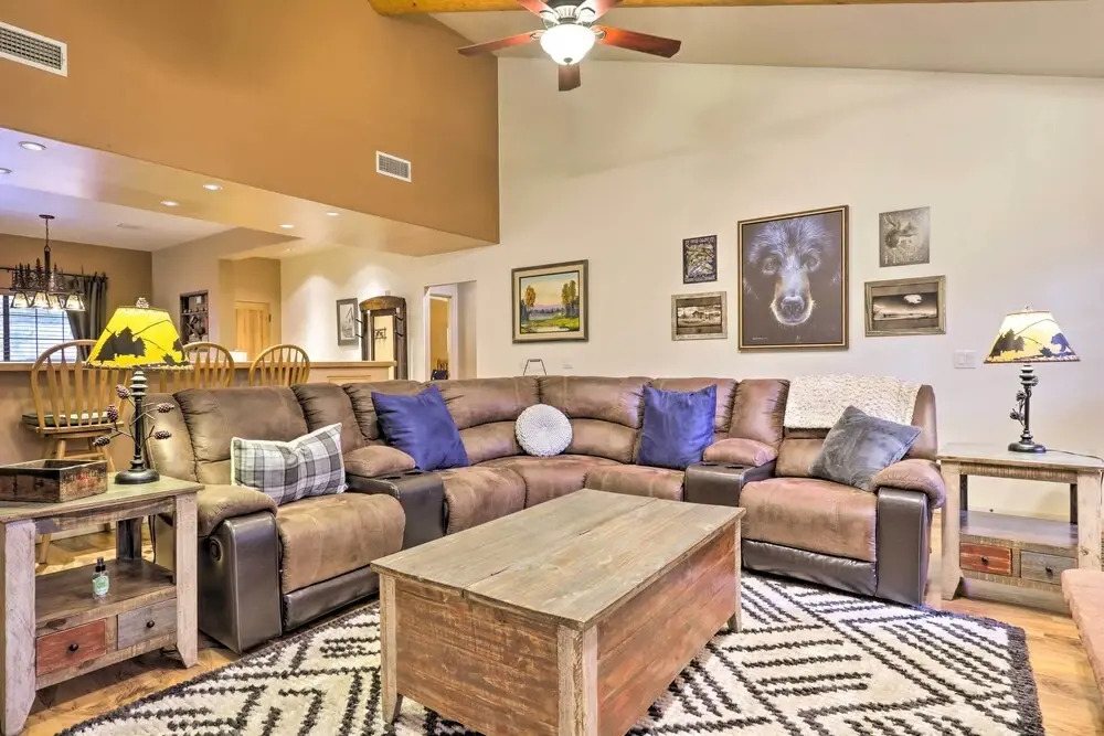 Pinetop Escape: Charming Mountain Condo w/ Balcony