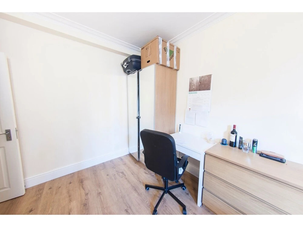 Spacious & Quiet 4BR Flat for 8 in Hampstead