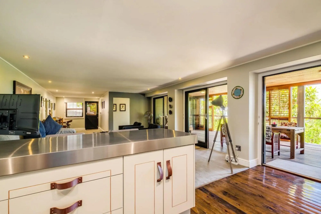 Beautiful 1 Bedroom Apartment With Private Balcony