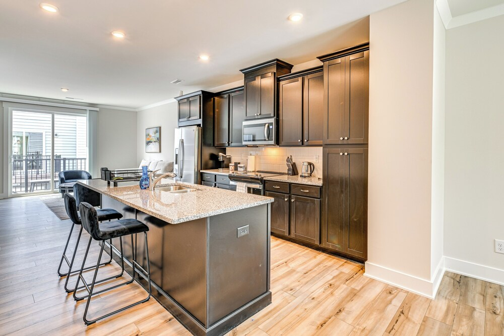 2 Mi to Dtwn Charlotte: Unit w/ Rooftop Deck!