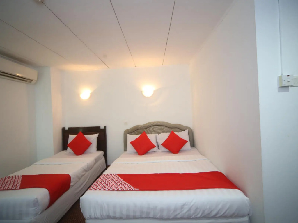 OYO 699 Plaza Hotel