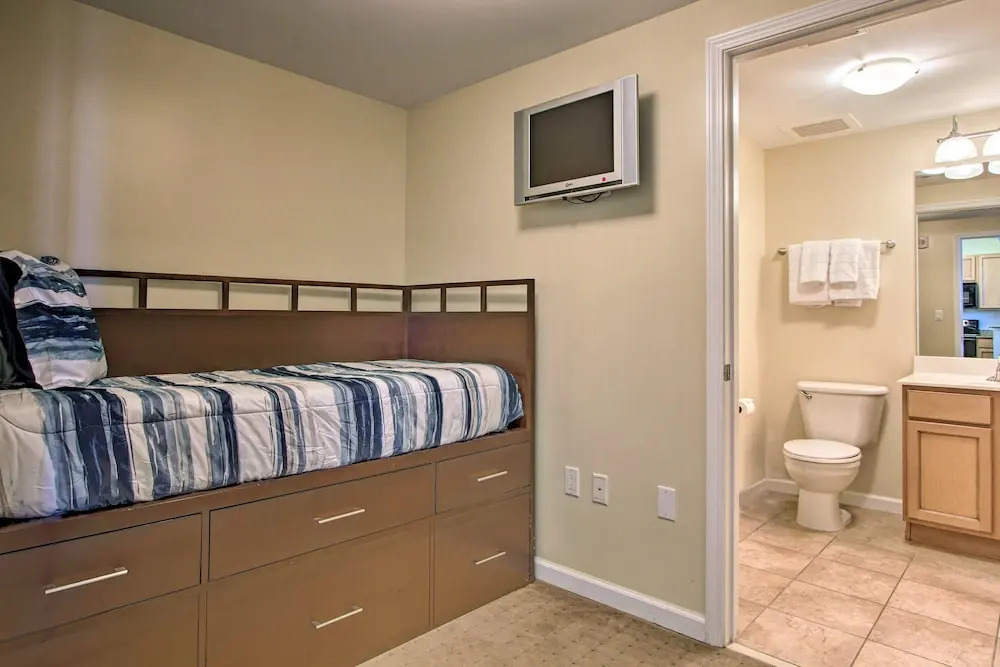 Destin Resort W/ Pool Deck & Beach Shuttle! 2 Bedroom Condo