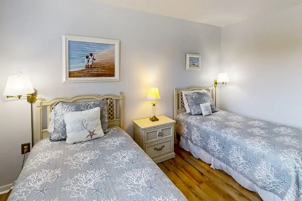 Spacious Condo With Beach Access, Balcony, AC & Outdoor Pool