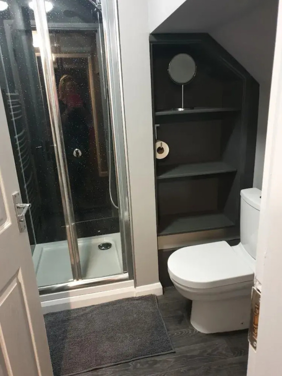 4 Bed Sleeps 8 On-Road Parking WiFi