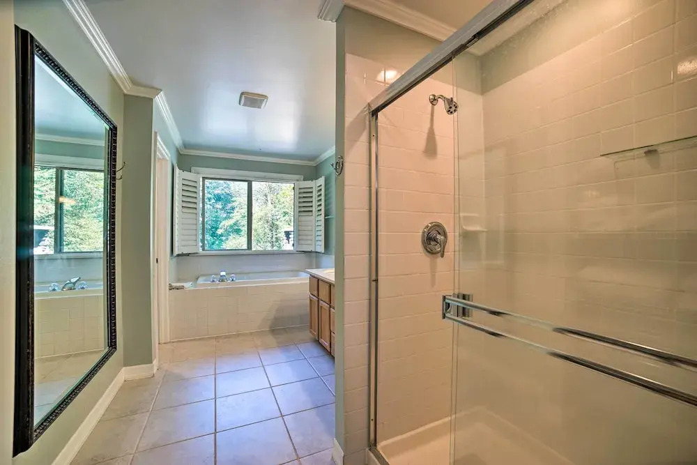 Beautiful Wine Country Home w/ Hot Tub & Lake View