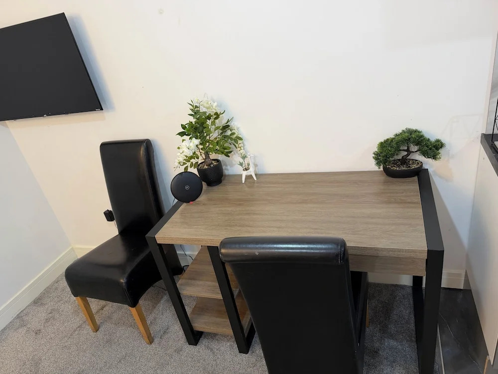 2 Bedroom Luxury Apartment With Balcony