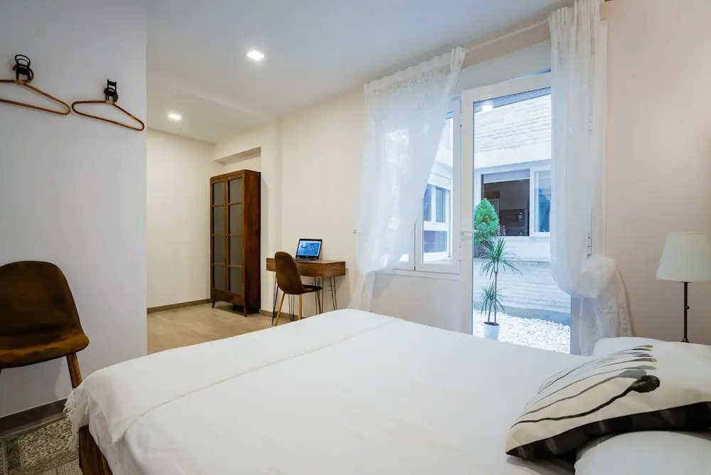 Exclusive quietness in the heart of Madrid with Public Parking, Breakfast, 2 bathrooms