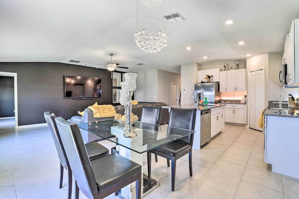 Modern & Bright Ruskin Home Near Bahia Beach!