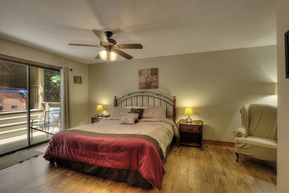 Bears Delight  320 - Three Bedroom Cabin