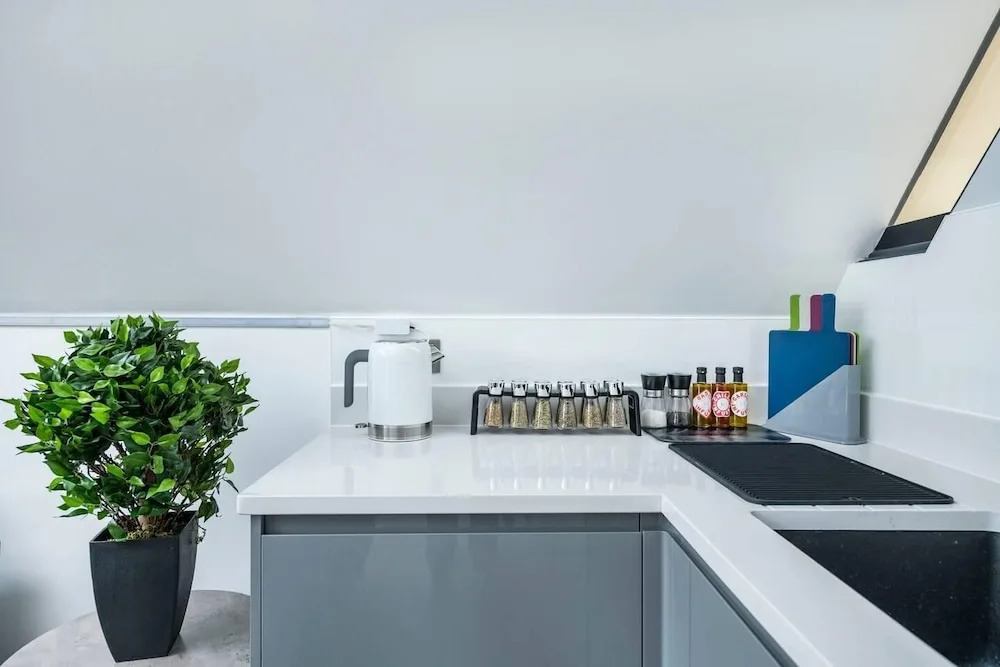 Stylish 2BR Whitechapel Flat with City Views