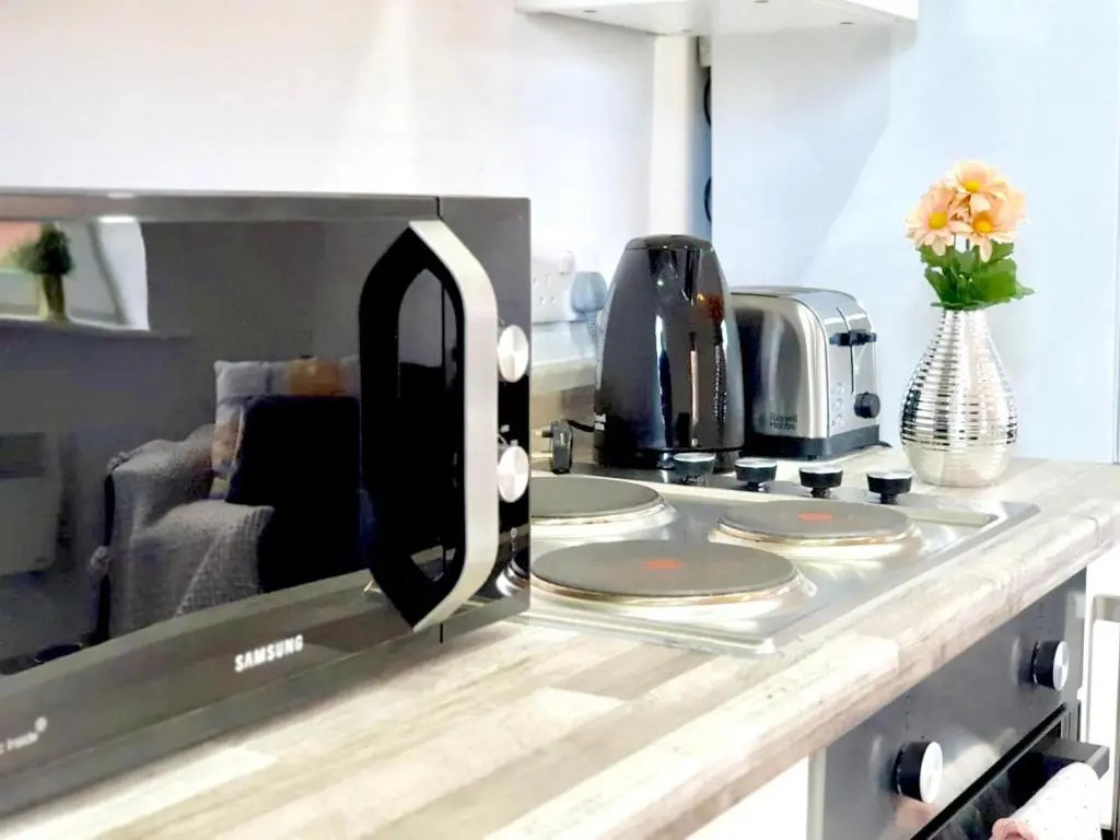 OPP Apartments Barall Court - Great for contractors, 2 miles from city centre, free parking & WIFI