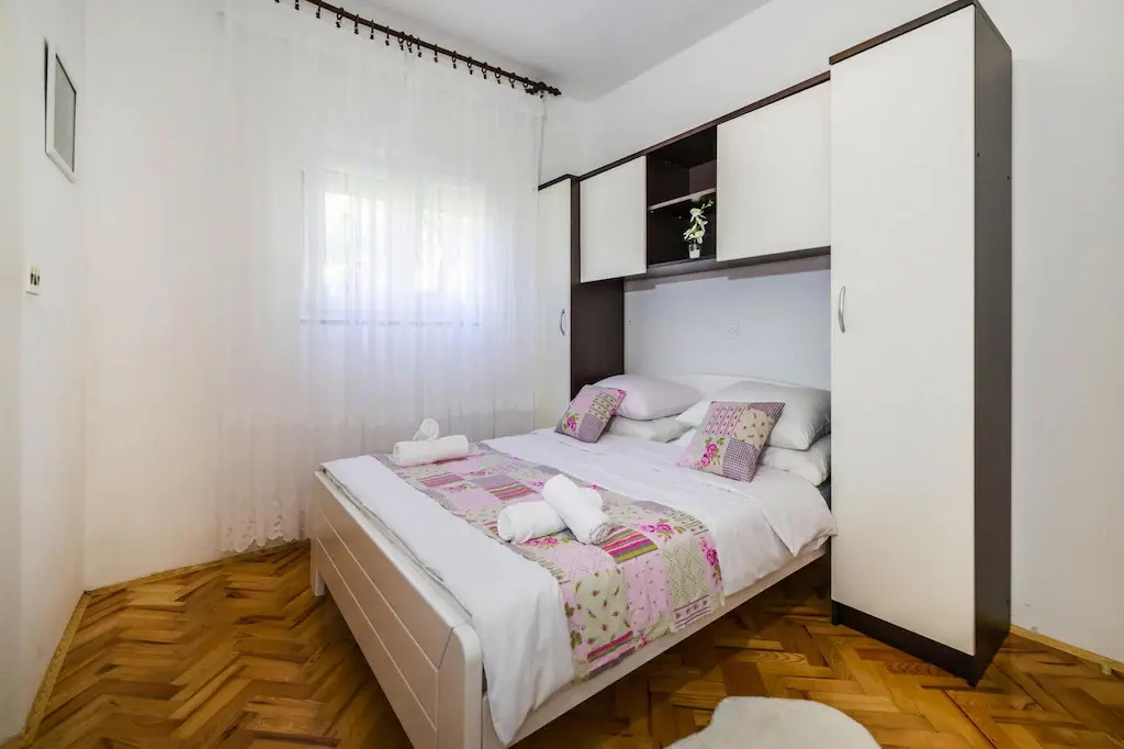 Holiday Home in Rovanjska with Sea Views