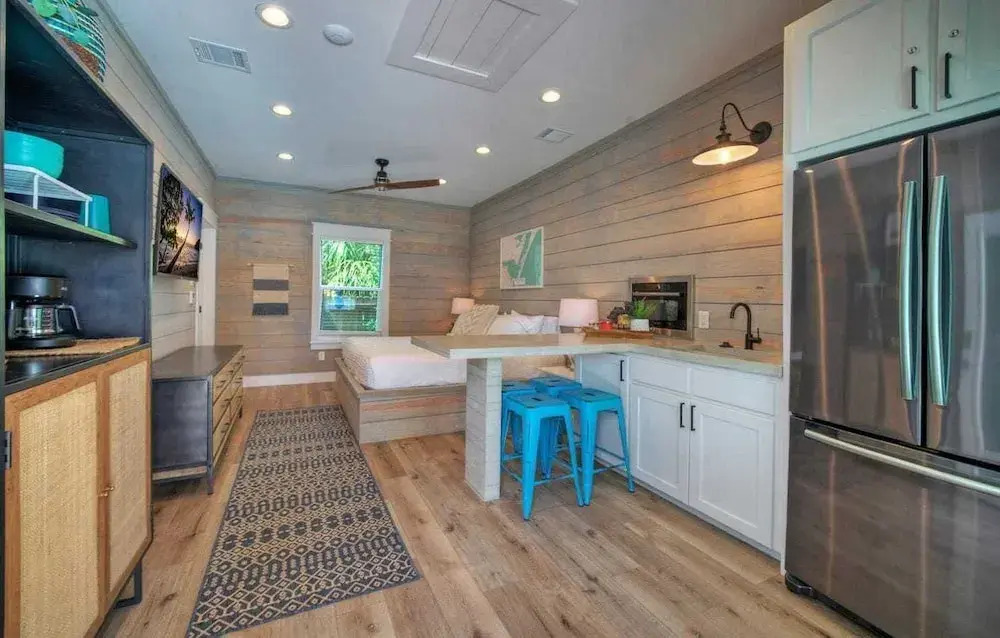 Private Pool, Walk to Beach, 6bdr, Main+guest House Third Sandbar by Avantstay