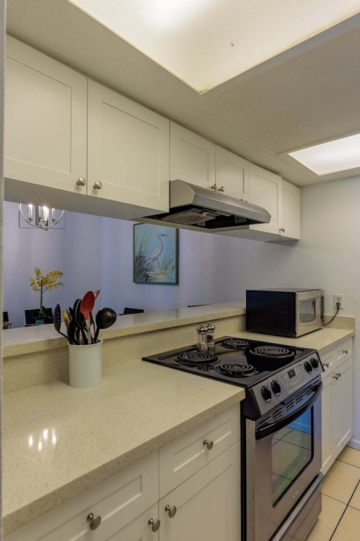 Modern 3br Condo Sleeps 6 Near Beach 3 Bedroom Condo