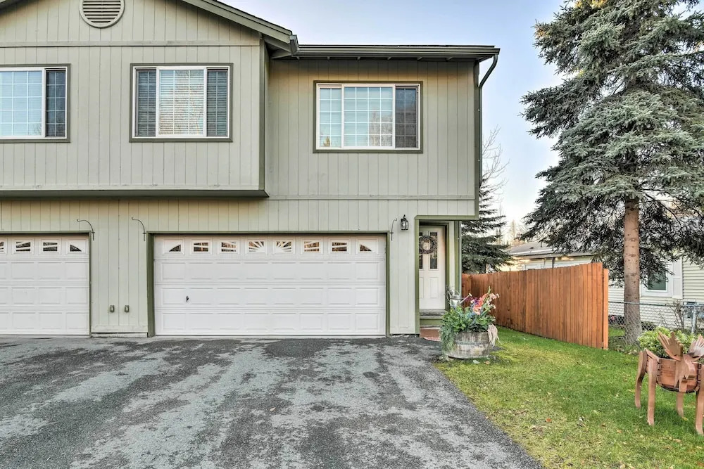 Stunning Anchorage Townhome ~ 5 Mi to Dtwn