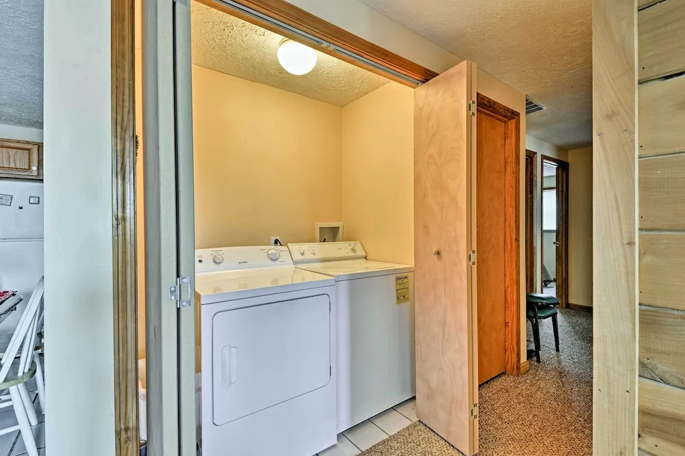 'snowed Inn' Cozy Winterplace Ski-in/ski-out Cabin