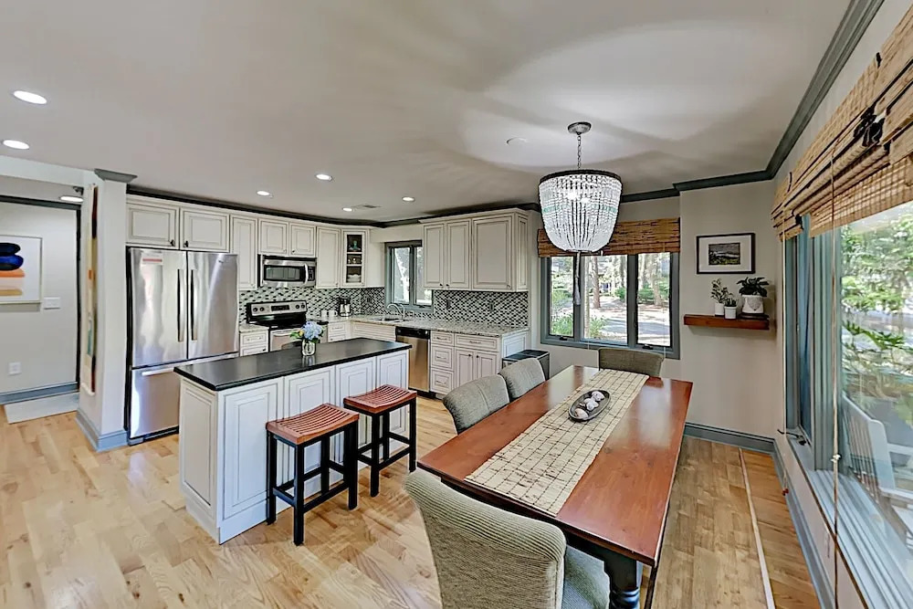 Stylish Fairway Oaks - Walk To The Beach! 3 Bedroom Home