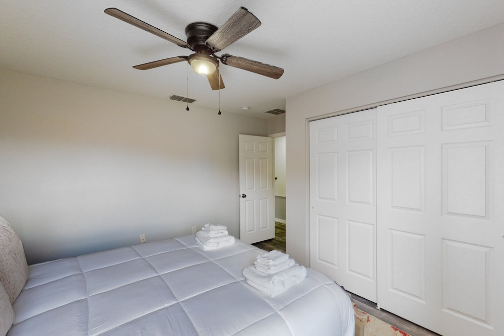 Dog-friendly Home With Lake Views, Ping-pong, air Hockey, Streaming, W/d, & AC