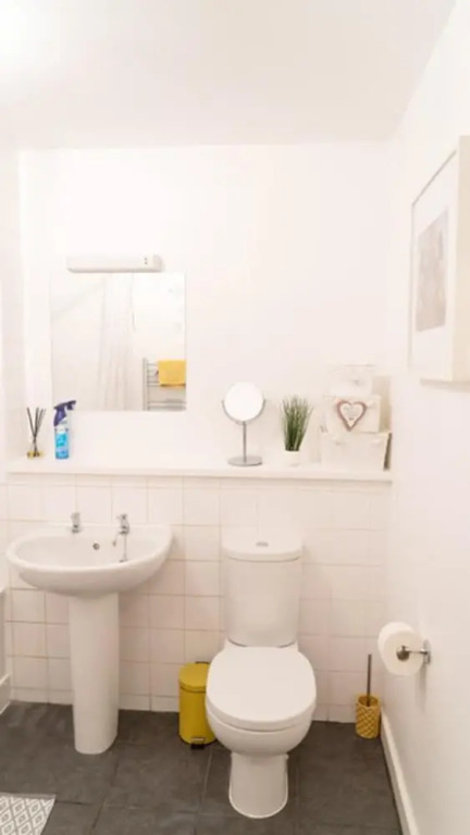 East London 1-bed Apt, Sleeps 2, With Parking