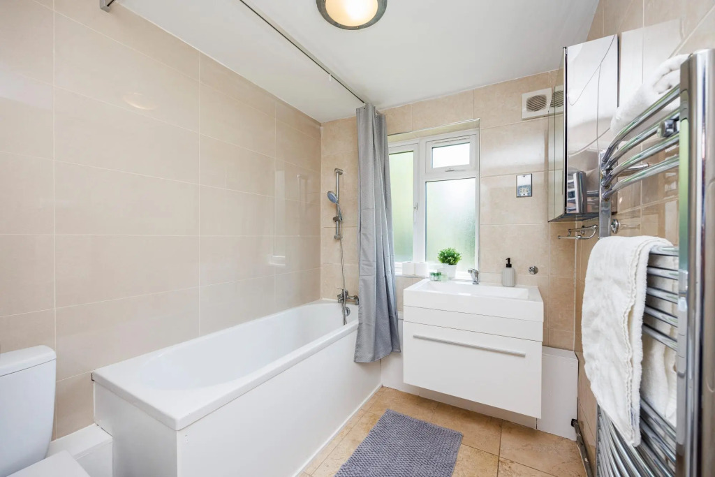Convenient and Stylish 2-Bed Apartment in Croydon