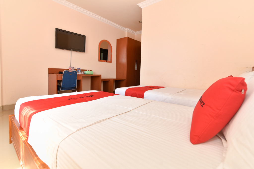 RedDoorz Premium near El Tari International Airport