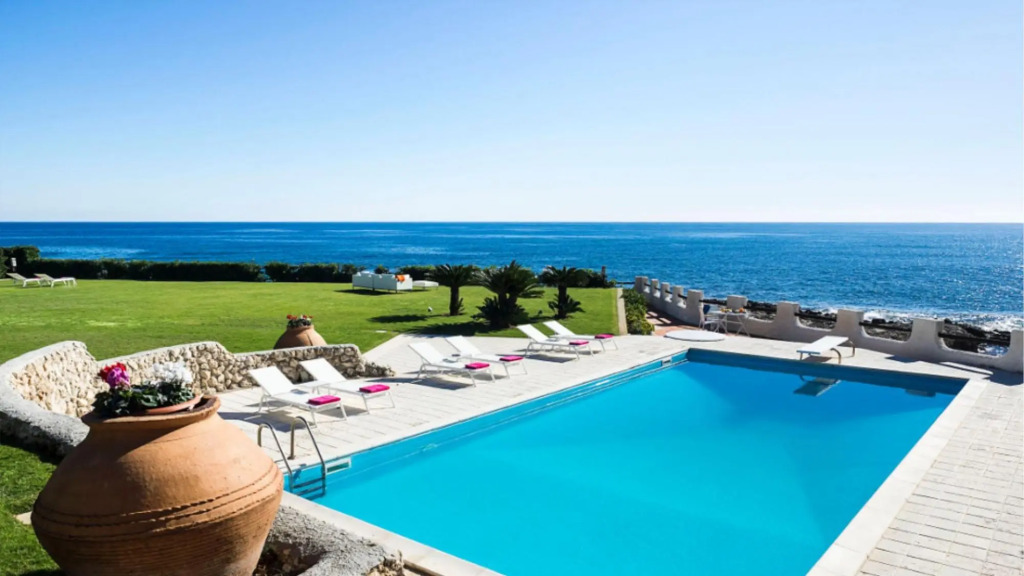 Exclusive seafront villa with private pool-VILLA LUNA BLU