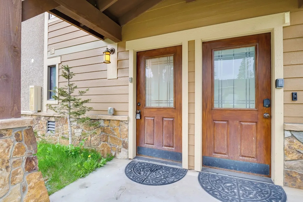 Beautiful Breck Townhome w/ Pool: 1 Mi to Main St!