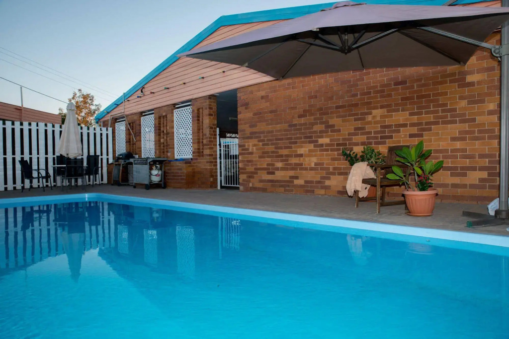 Abajaz Motor Inn - Pool and short walk to Town