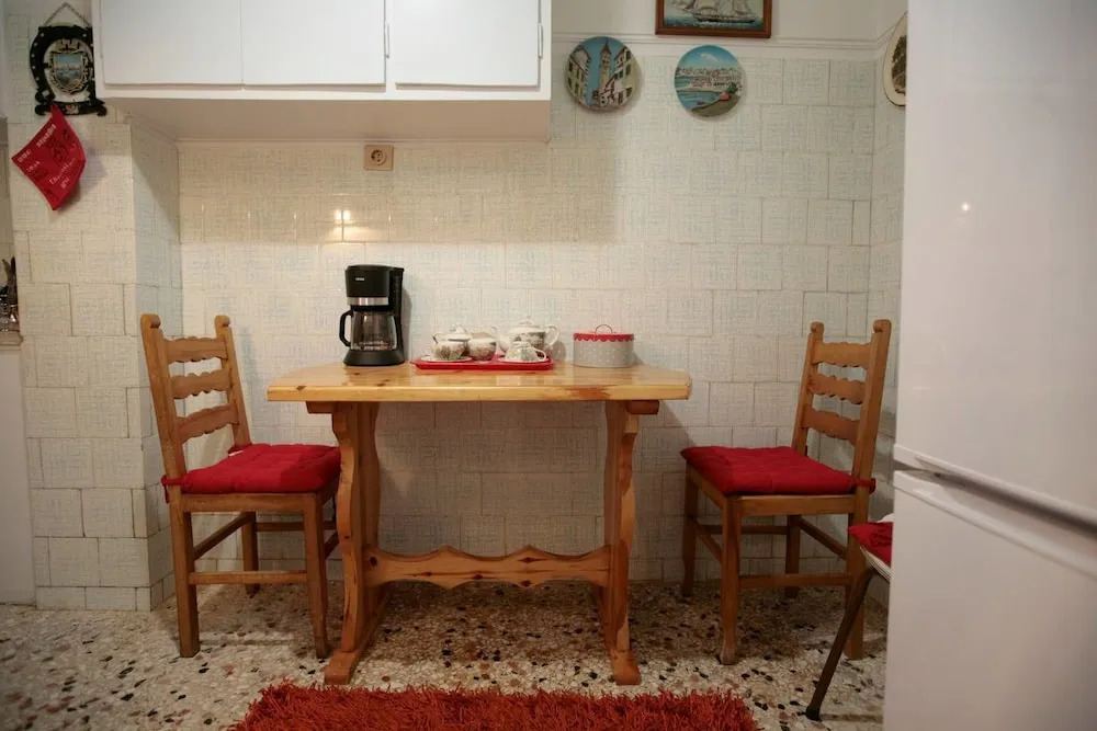 Comfy & Tasteful Central Apt • 1' to Metro Station