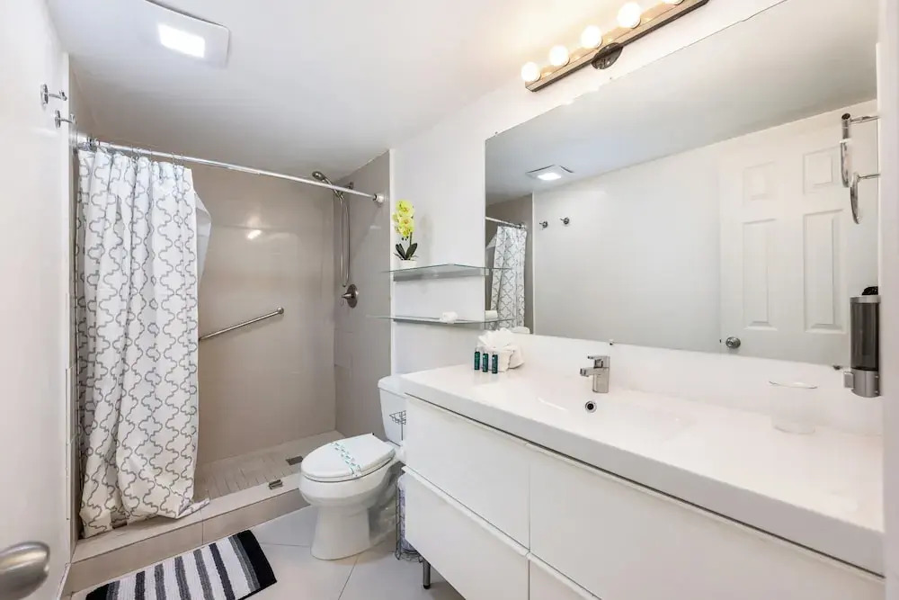 Condo Close to the Beach Pool, Gym, Tennis 2BR 6 Guests