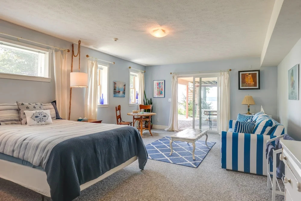 'lockes Glen' - Lakefront Geneva Getaway w/ Dock!