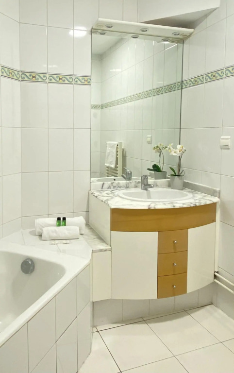 1607 - Wonderful apartment with terrace on garden