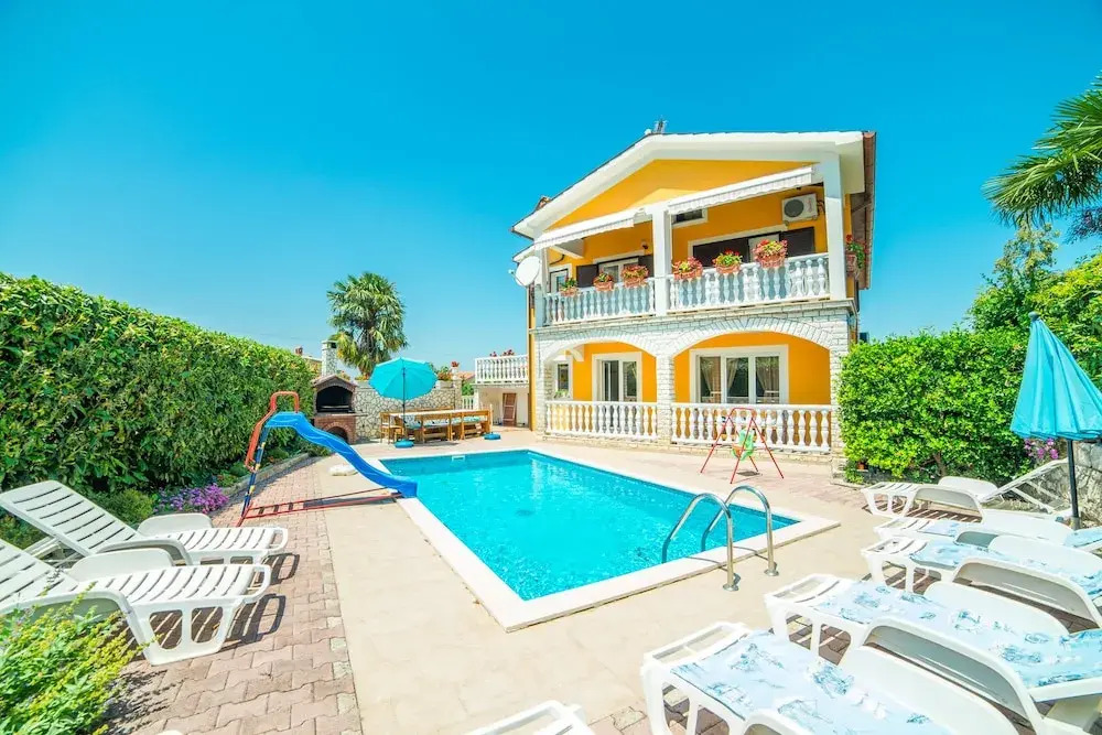 Vacation Pool Apartments