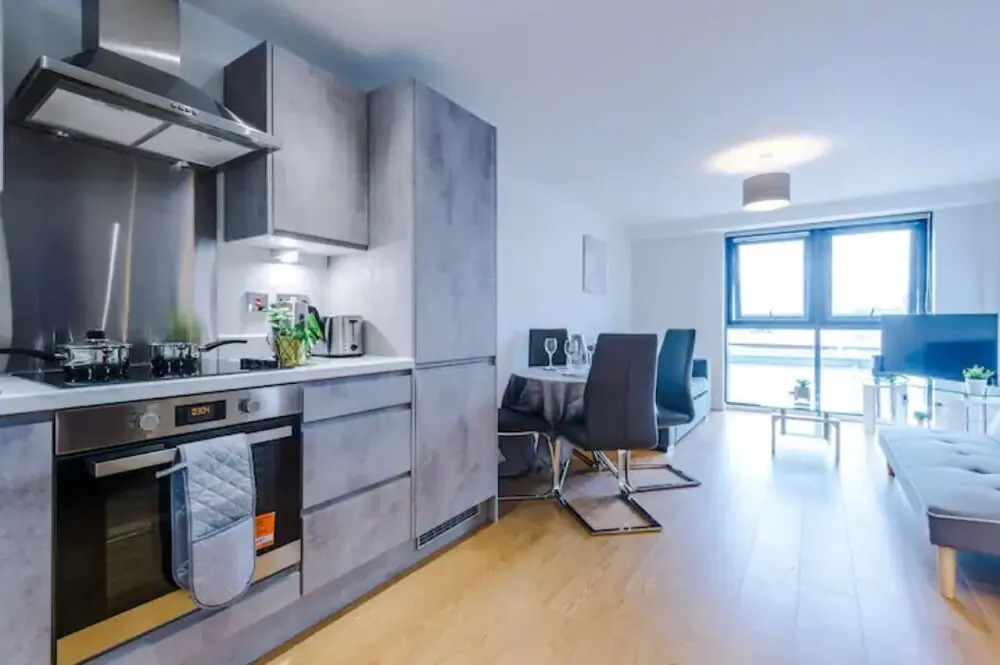 ✰Spacious & Modern 2 Bed Apt, 5 Mins from Leeds!