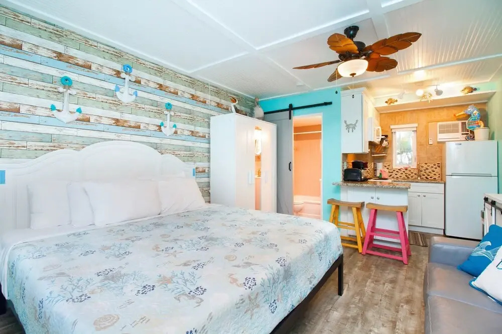 Tropic Terrace #9 - Beachfront Rental Studio Bedroom Condo by Redawning