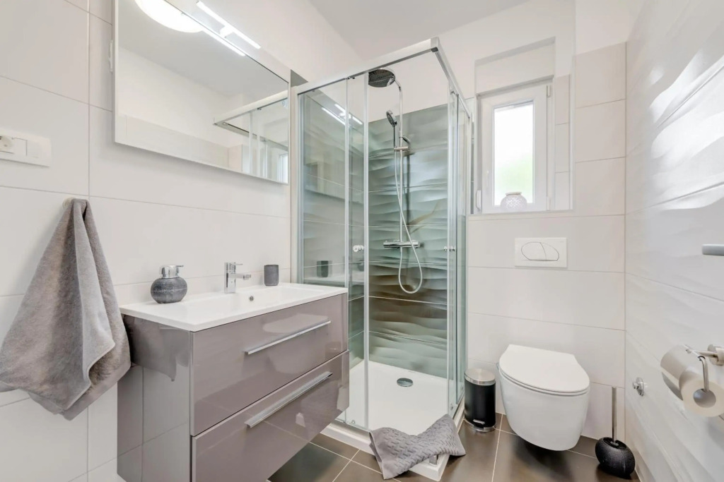 NEW apartment with POOL near center WITH 2 PARKING