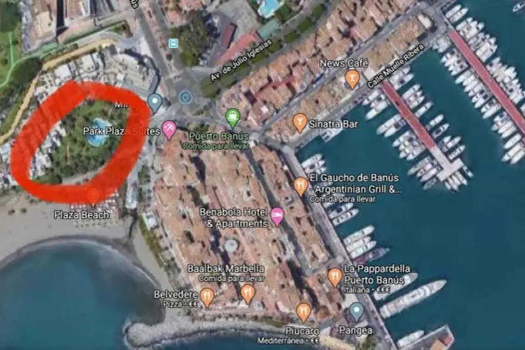 Frontline sea in the center of Puerto Banus-Beach