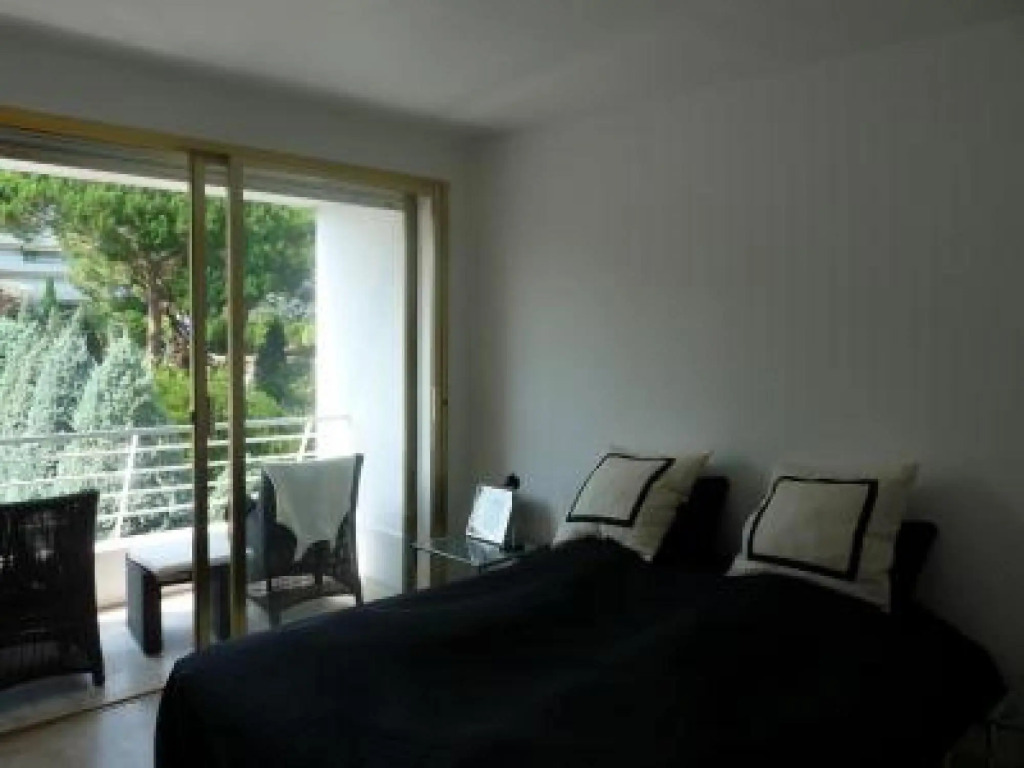 Two Bed Apartment in a Gated Residence With Gardens in Cannes With sea Views - 865
