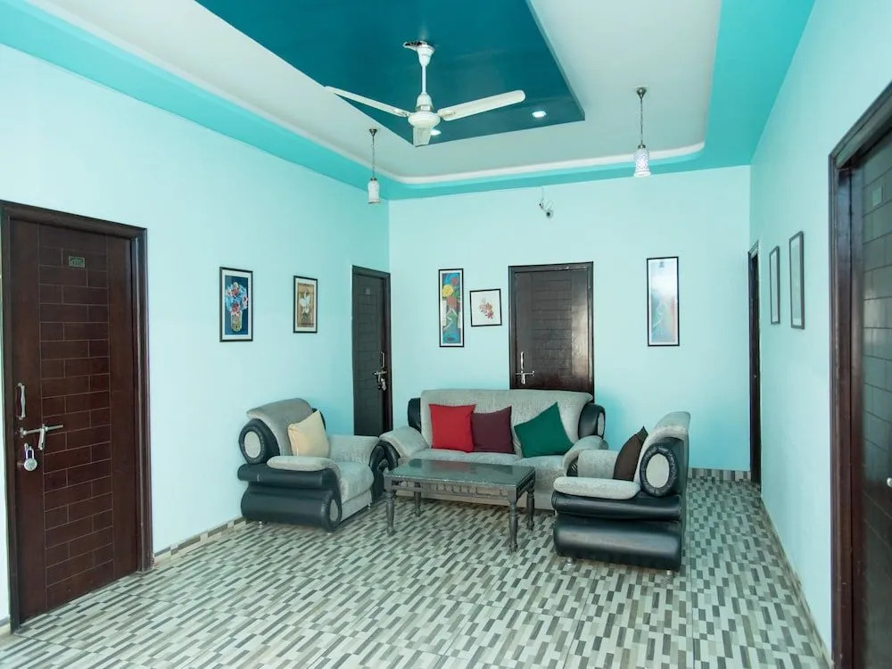 OYO 14119 Hotel Manwar