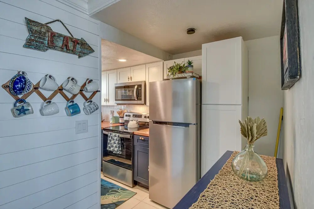 Walk to Shore! Top-floor Daytona Beach Condo
