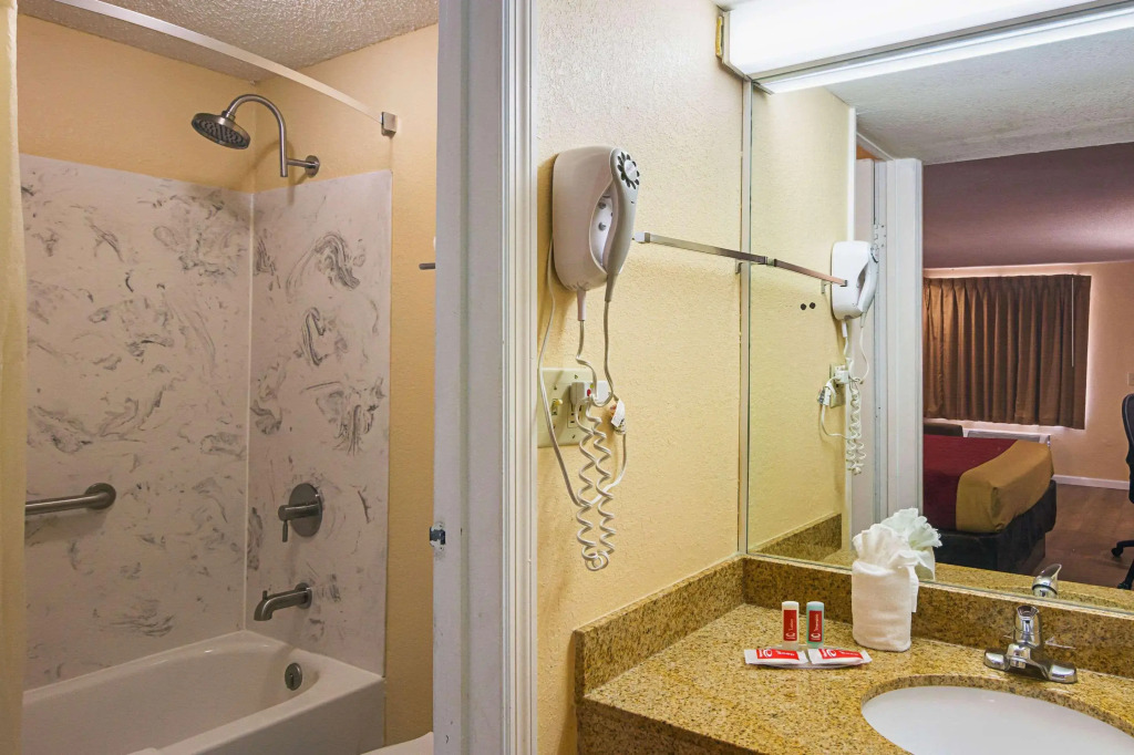 Econo Lodge Oxford near Choccolocco Park