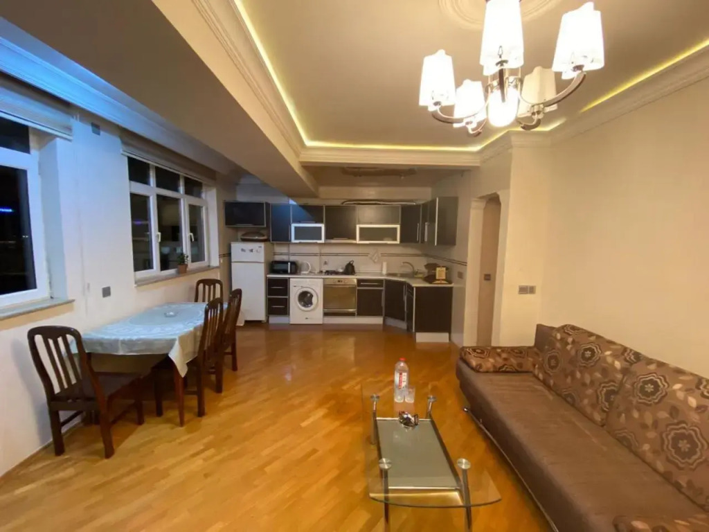 Lovely 1-bedroom flat with a full view of F1 DRS zone and Flame Towers