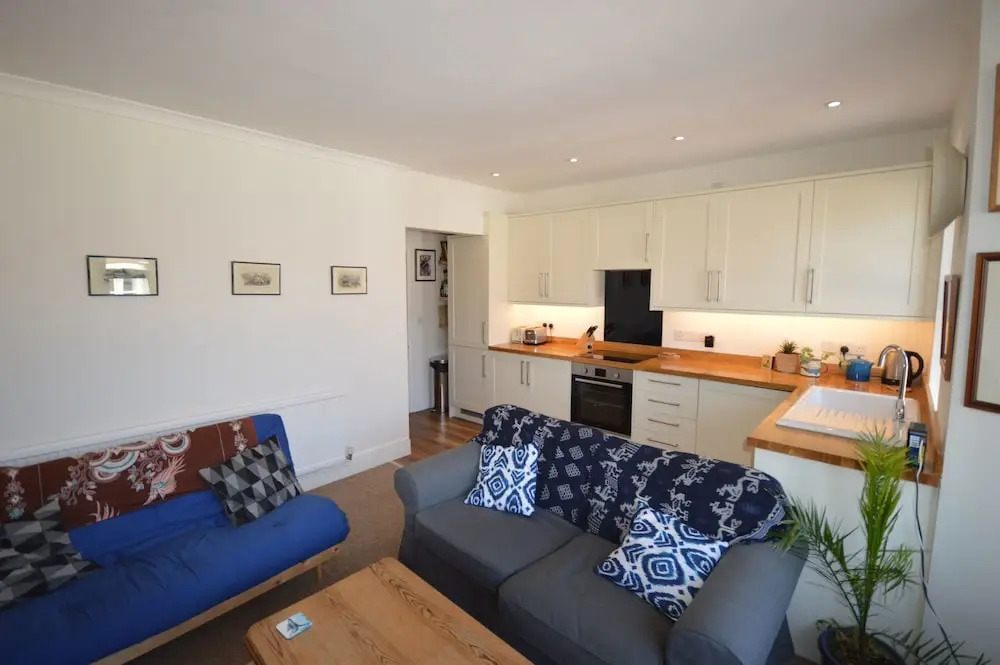 Charming 2 Bedroom Apartment Near Station